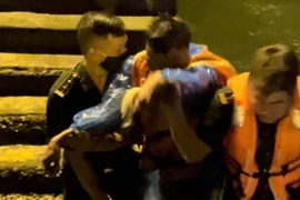 Nạn nhân được bộ đội biên phòng Cát Bà cứu và đưa vào bờ an toàn. (Ảnh: TTXVN phát)