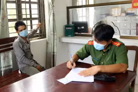 Đối tượng Nguyễn Hoàng Quốc Vương tại Cơ quan cảnh sát điều tra Công an thành phố Phan Rang-Tháp Chàm. (Ảnh: Công Thử/TTXVN)