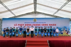 Nhiều phần quà ý nghĩa đã được trao tặng cho đoàn viên công đoàn và người lao động tại Lễ phát động. (Ảnh: Thu Hằng/TTXVN)