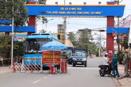 Chốt kiểm soát người và phương tiện để bảo vệ vùng xanh tại thị trấn Vĩnh Bình, huyện Gò Công Tây. (Ảnh: Hữu Chí/TTXVN)