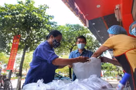 [Photo] Ấm áp nghĩa tình với bếp ăn 0 đồng tại Hà Nội 