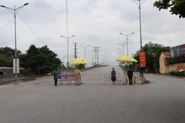 Chốt kiểm soát dịch bệnh COVID-19 tại cầu Như Nguyệt ngăn giữa phường Đáp Cầu, thành phố Bắc Ninh và huyện Việt Yên, tỉnh Bắc Giang. (Ảnh: Thái Hùng/TTXVN)