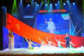 NSƯT Hoàng Tùng và tốp múa mở đầu chương trình với ca khúc Người là niềm tin tất thắng. (Ảnh: Minh Đức/TTXVN)