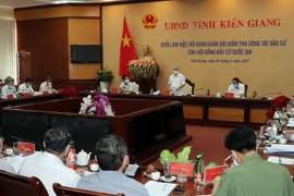 Chủ tịch Ủy ban Trung ương Mặt trận Tổ quốc Việt Nam Đỗ Văn Chiến làm việc với Ủy ban bầu cử tỉnh Kiên Giang. (Ảnh: Lê Sen/TTXVN)