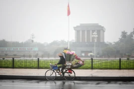 Sương mù dày đặc tại khu vực quảng trường Ba Đình, Hà Nội. (Ảnh: Thành Đạt/TTXVN)