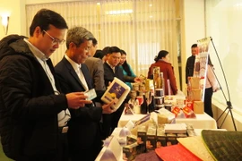 Tham quan trưng bày các sản phẩm OCOP. (Ảnh: Tường Vi/TTXVN)
