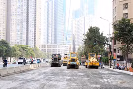 Công trường dự án sửa chữa, nâng cấp đường Nguyễn Hữu Cảnh. (Ảnh: Tiến Lực/TTXVN)