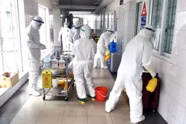 Các nhân viên y tế thực hiện công tác vệ sinh phòng bệnh. (Ảnh: TTXVN phát)