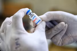 Vaccine Vero cell được tiêm cho người dân quận Long Biên, Hà Nội. (Ảnh: Thành Đạt/TTXVN)
