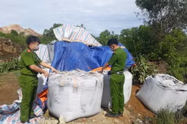 Lực lượng công an kiểm tra, xác minh số chất thải xuống khu vực bãi rác, thuộc Tiểu khu Vũ Yên, thị trấn Nông Cống, tỉnh Thanh Hóa. (Ảnh: Trịnh Duy Hưng/TTXVN)