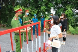 Chốt kiểm soát dịch COVID-19 giáp ranh giữa xã Quỳnh Phú, huyện Gia Bình và xã Tân Lãn, huyện Lương Tài. (Ảnh: Thái Hùng/TTXVN)