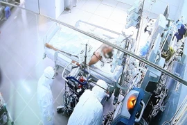 Bệnh nhân COVID-19 đang được điều trị tích cực tại Bệnh viện Chợ Rẫy - ảnh chụp qua màn hình. (Ảnh: Đinh Hằng/TTXVN)