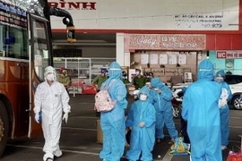 Các công dân là phụ nữ có thai và trẻ em được tỉnh Gia Lai đón về từ Bình Dương theo kế hoạch hỗ trợ công dân khó khăn bị ảnh hưởng bởi dịch COVID-19. (Ảnh: TTXVN phát)