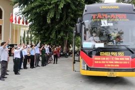 Lãnh đạo tỉnh Kon Tum chào tạm biệt đoàn công tác tham gia phòng, chống dịch. (Ảnh: Dư Toán/TTXVN)