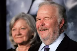 Nam diễn viên Ned Beatty và vợ tại buổi giới thiệu phim ở Los Angeles, Mỹ, ngày 8/3 vừa qua. (Ảnh: AFP/TTXVN)