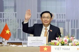 Chủ tịch Quốc hội Vương Đình Huệ chào Chủ tịch Quốc hội Vương quốc Thái Lan Chuan Leekpai. (Ảnh: Doãn Tấn/TTXVN)