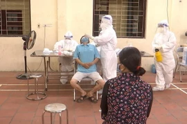 Lấy mẫu xét nghiệm SARS-CoV-2 cho người dân xã Mão Điền, huyện Thuận Thành. (Ảnh: Thanh Thương/TTXVN)