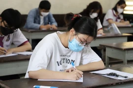 Các thí sinh làm bài thi môn Ngữ văn tại điểm thi trường Trung học phổ thông Trưng Vương, quận 1, Thành phố Hồ Chí Minh. (Ảnh: Hồng Giang/TTXVN)