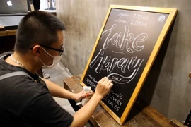 Một quán Cafe trên phố Hồ Xuân Hương, phường Nguyễn Du, Quận Hai Bà Trưng thực hiện nghiêm chỉ thị của UBND TP Hà Nội chỉ bán đồ mang về. (Ảnh: Phạm Kiên/TTXVN)