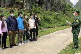 Các đối tượng nhập cảnh trái phép. (Ảnh: TTXVN phát)