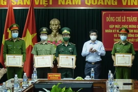 Chủ tịch UBND tỉnh Điện Biên Lê Thành Đô tặng Bằng khen cho các tập thể, cá nhân xuất sắc trong đấu tranh chuyên án 121V. (Ảnh: Xuân Tư/TTXVN)