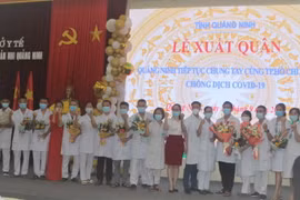 Đoàn 25 y, bác sỹ thể hiện quyết tâm trước khi lên đường vào Thành phố Hồ Chí Minh. (Ảnh: Thanh Vân/TTXVN)