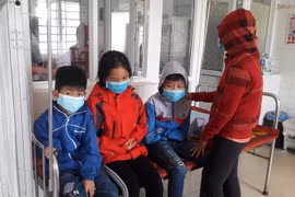 Các học sinh nhập viện theo dõi và điều trị tại Trung tâm y tế huyện Vĩnh Linh. (Ảnh: Thanh Thủy/TTXVN)
