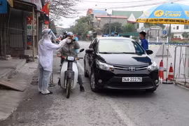 Chốt kiểm soát cấp tỉnh đặt ở ngã 3 chân cầu vượt Quán Gỏi, Hưng Thịnh, huyện Bình Giang. (Ảnh: Mạnh Minh/TTXVN)