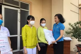 Trao quà cho người lao động có hoàn cảnh khó khăn vì dịch COVID-19. (Ảnh minh họa: TTXVN phát)