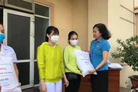 Trao quà cho người lao động có hoàn cảnh khó khăn vì dịch COVID-19. (Ảnh minh họa: TTXVN phát)