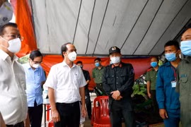 Thứ trưởng Bộ LĐ-TB và XH Nguyễn Văn Hồi kiểm tra tình hình phòng, chống dịch tại Cơ sở cai nghiện ma túy Bố Lá, xã Phước Hòa, huyện Phú Giáo, tỉnh Bình Dương. (Ảnh: TTXVN phát)