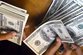 Đồng 100 USD. (Ảnh: AFP/TTXVN)