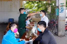 Kiểm tra thân nhiệt và khai báo y tế tại chốt kiểm soát liên ngành phòng, chống dịch COVID-19 ở cảng cá Quy Nhơn, phường Hải Cảng, thành phố Quy Nhơn. (Ảnh: Nguyên Linh/TTXVN)