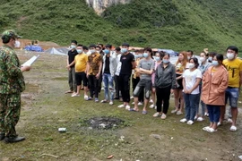 Các công dân nhập cảnh trái phép qua địa bàn xã Ngọc Chung, huyện Trùng Khánh, tỉnh Cao Bằng. (Ảnh: TTXVN phát)