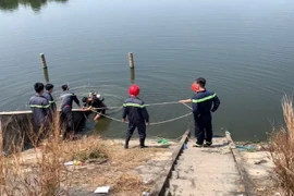Đội cứu hộ cứu nạn tìm kiếm cháu bé bị đuối nước. (Ảnh minh họa: Huyền Trang/TTXVN)