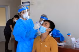 Lấy mẫu xét nghiệm SARS-CoV-2 tại Bệnh viện Đa khoa tỉnh Bắc Ninh. (Ảnh: Thanh Thương/TTXVN)