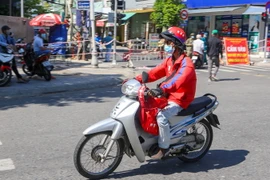 Hoạt động shipper. (Ảnh minh họa: Trần Lê Lâm/TTXVN)