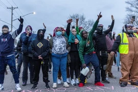 Người biểu tình tập trung tại Brooklyn Center ở thành phố Minneapolis, Mỹ ngày 11/4, phản đối việc cảnh sát nước này bắn chết một người đàn ông da màu. (Ảnh: AFP/TTXVN)