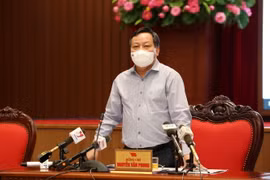 Ông Nguyễn Văn Phong, Phó Bí thư Thành ủy, Phó Chỉ huy trưởng Thường trực Sở Chỉ huy công tác phòng, chống dịch COVID-19 thành phố Hà Nội chủ trì cuộc họp. (Ảnh: TTXVN phát)