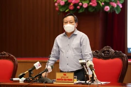 Ông Nguyễn Văn Phong, Phó Bí thư Thành ủy, Phó Chỉ huy trưởng Thường trực Sở Chỉ huy công tác phòng, chống dịch COVID-19 thành phố Hà Nội chủ trì cuộc họp. (Ảnh: TTXVN phát)