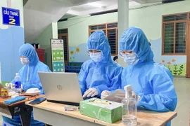 Sinh viên ngành sức khỏe Trường Đại học Nguyễn Tất Thành tham gia tình nguyện, thực hiện ghi dữ liệu mẫu xét nghiệm COVID-19. (Ảnh: TTXVN phát)