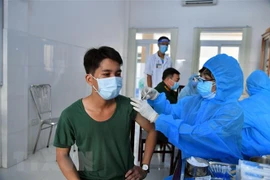 Tiêm vaccine phòng COVID-19. (Ảnh: Lê Sen/TTXVN)