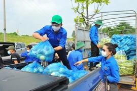 Đoàn viên, thanh niên vận chuyển nhu yếu phẩm hỗ trợ công tác phòng chống dịch bệnh COVID-19. (Ảnh: Minh Đức/TTXVN)