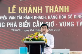 Ông Nguyễn Thành Phong, Chủ tịch Ủy ban Nhân dân Thành phố Hồ Chí Minh, phát biểu tại lễ khai trương. (Ảnh: Thanh Vũ/TTXVN)
