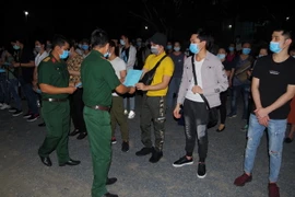 Trao giấy chứng nhận cho 343 công dân hoàn thành cách ly tập trung. (Ảnh: Chanh Đa/TTXVN)