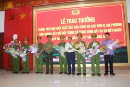 Trao thưởng cho các đơn vị. (Ảnh: Bích Huệ/TTXVN)
