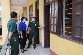 Lãnh đạo tỉnh Vĩnh Phúc kiểm tra đôn đốc công tác chuẩn bị khu cách ly tập trung phòng, chống COVID-19 với quy mô 400 giường tại Trường Cao đẳng nghề Số 2, Bộ Quốc phòng, thôn Hòa Loan, xã Lũng Hòa, huyện Vĩnh Tường. (Ảnh: Hoàng Hùng/TTXVN)