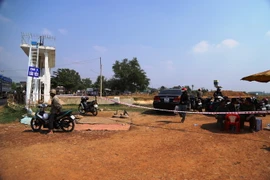 Lực lượng chức năng phong tỏa hiện trường, tiến hành tìm kiếm và trục vớt thi thể các nạn nhân. (Ảnh: Thanh Tân/TTXVN)