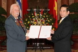 Ngày 7/1/2011, tại Phủ Chủ tịch, Chủ tịch nước Nguyễn Minh Triết trao quyết định Quốc tịch Việt Nam cho ông Kostas Sarantidis - Nguyễn Văn Lập. (Ảnh: Nguyễn Khang/TTXVN)