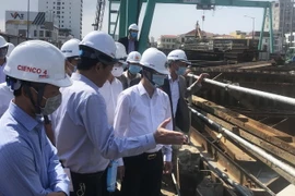 Bí thư Thành ủy Đà Nẵng Nguyễn Văn Quảng kiểm tra trực tiếp tại công trình. (Ảnh: Văn Dũng/TTXVN)